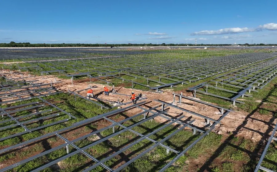 Parque solar fotovoltaico en construcción, con las estructuras de soporte montadas
